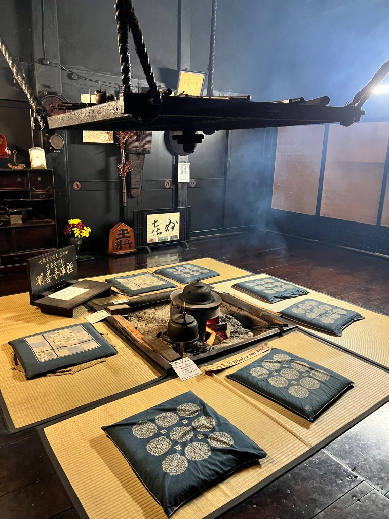 ห้องชงชา ทานข้าว ภายในบ้านที่ยังใช้งานอยู่, หมู่บ้านชิราคาวาโกะ
Inside the gassho-zukuri house, Shirakawago